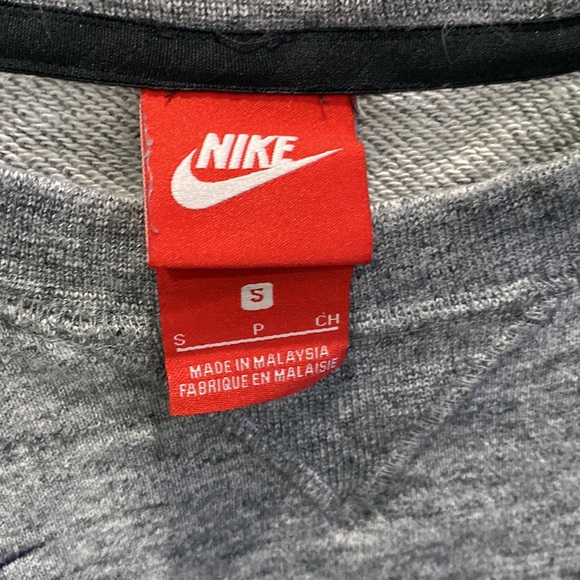 Nike sweatshirt size small - Picture 3 of 3